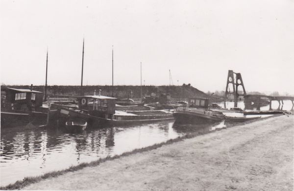 Scheepsbrug in Bocholt gemaakt door zes kanaalschepen die gevorderd werden door de 74ste Duitse Infanterie Divisie om hun voertuigen over te zetten. © Philip Moreau