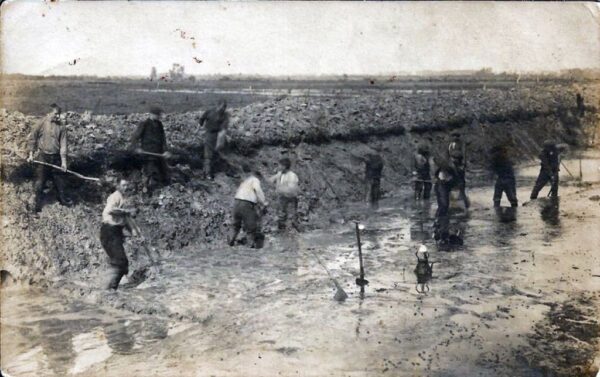 Foto van mannen die met schoppen De Zuid-Willemsvaart uitgraven.